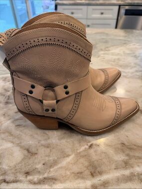 DINGO GUMMY BEAR LEATHER BOOTIE STYLE DI747WH7 Size 8.5 NEW